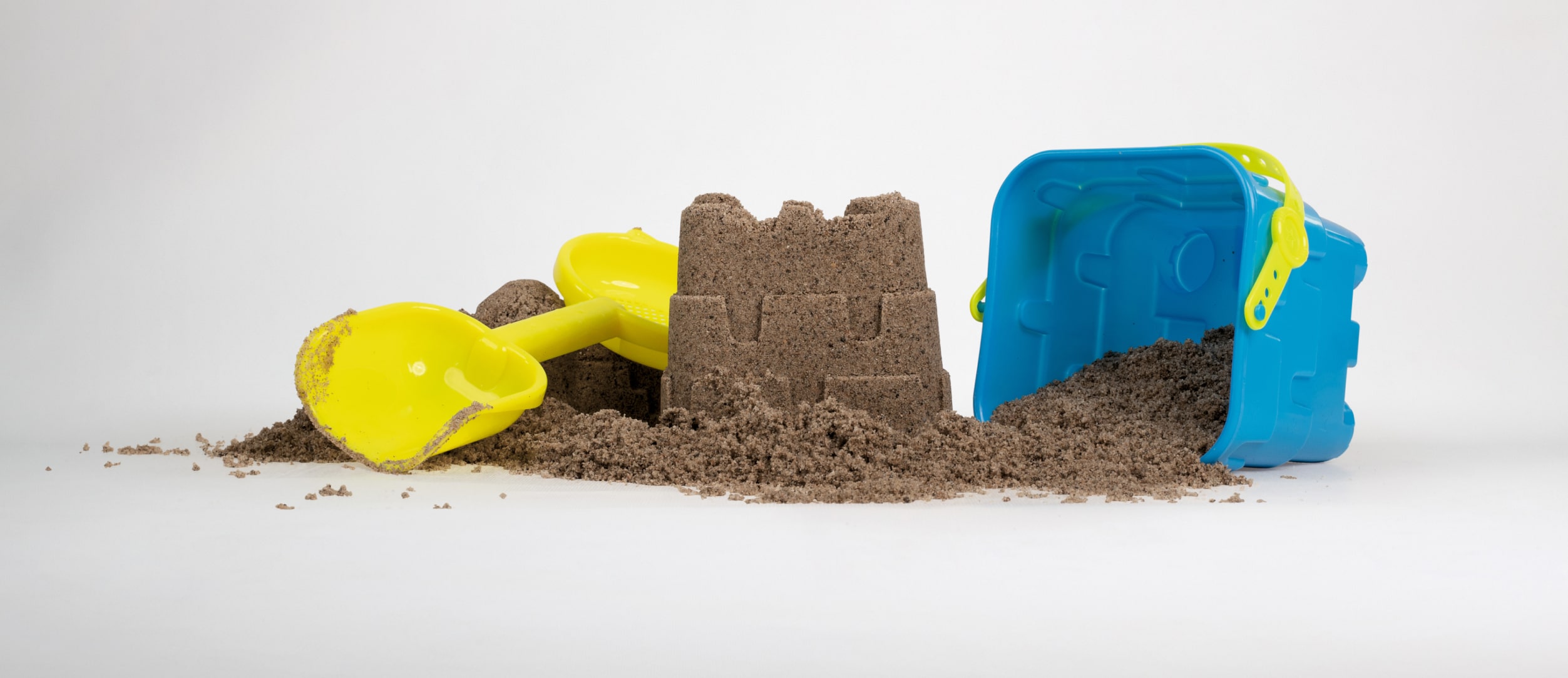 FINI DE JOUER.  Une campagne institutionnelle régressive pour les Matériaux Sabag qui passent aux choses sérieuses