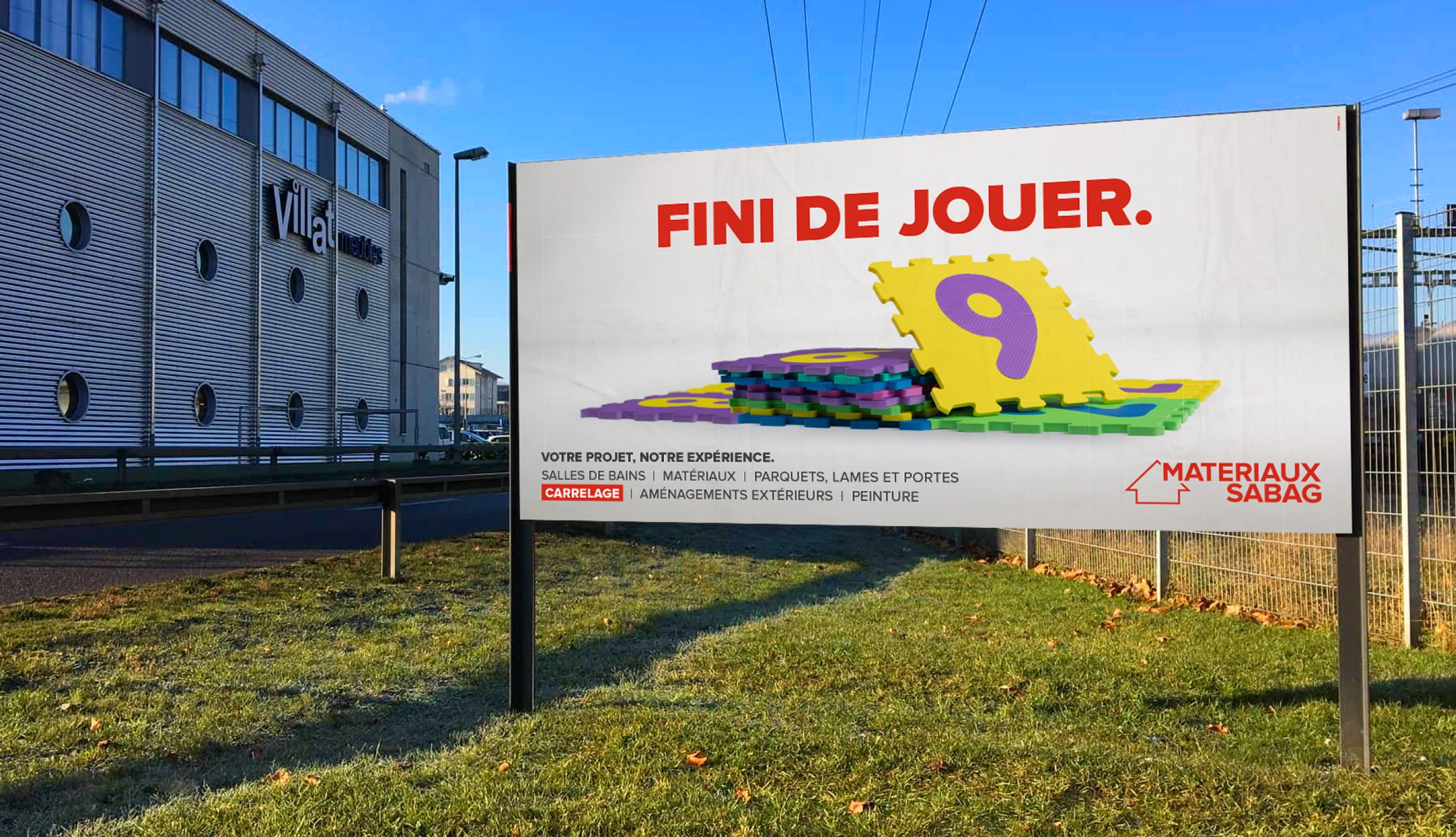 FINI DE JOUER.  Une campagne institutionnelle régressive pour les Matériaux Sabag qui passent aux choses sérieuses
