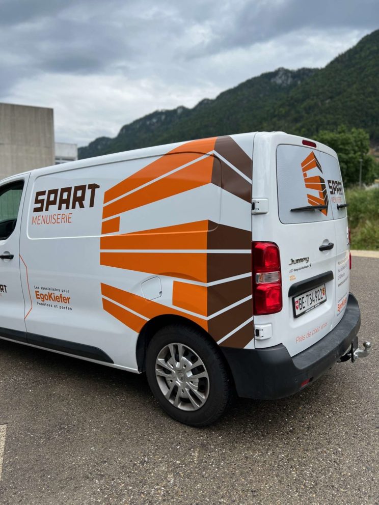 Un marteau se cache sur la carrosserie SPART-4