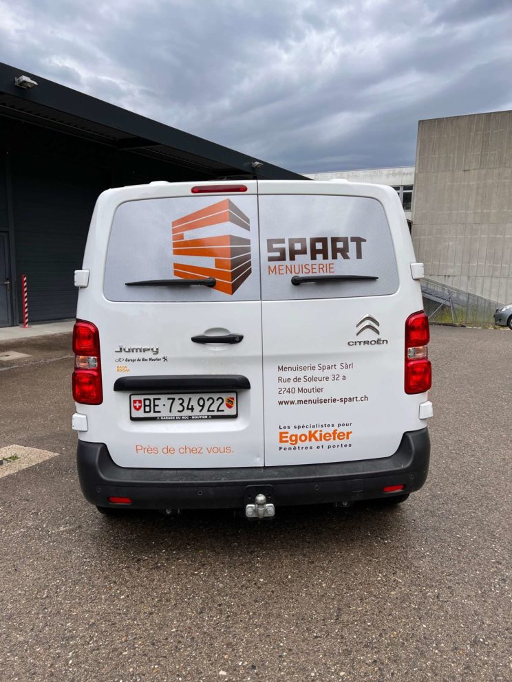Un marteau se cache sur la carrosserie SPART-3