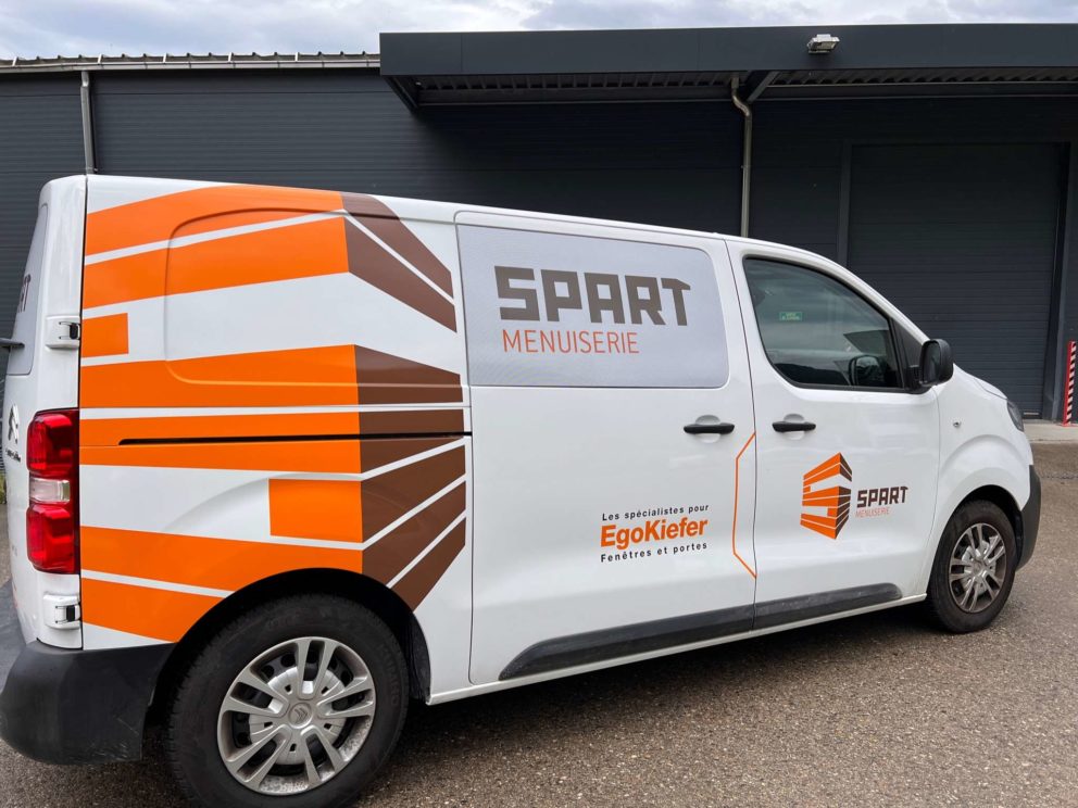 Un marteau se cache sur la carrosserie SPART-2