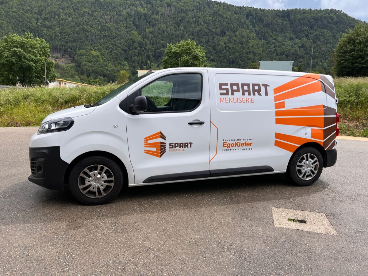 Un marteau se cache sur la carrosserie SPART