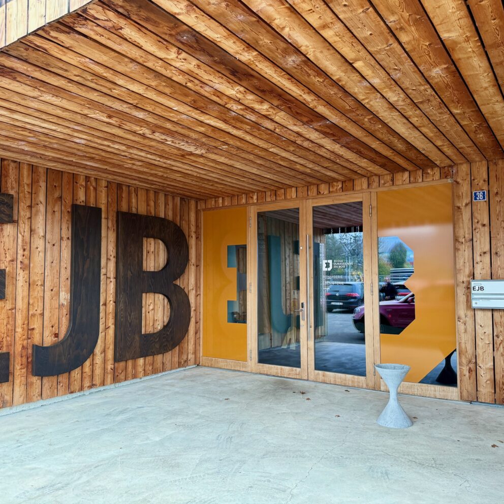 Signalétique personnalisée pour l’Ecole Jurassienne du Bois-1