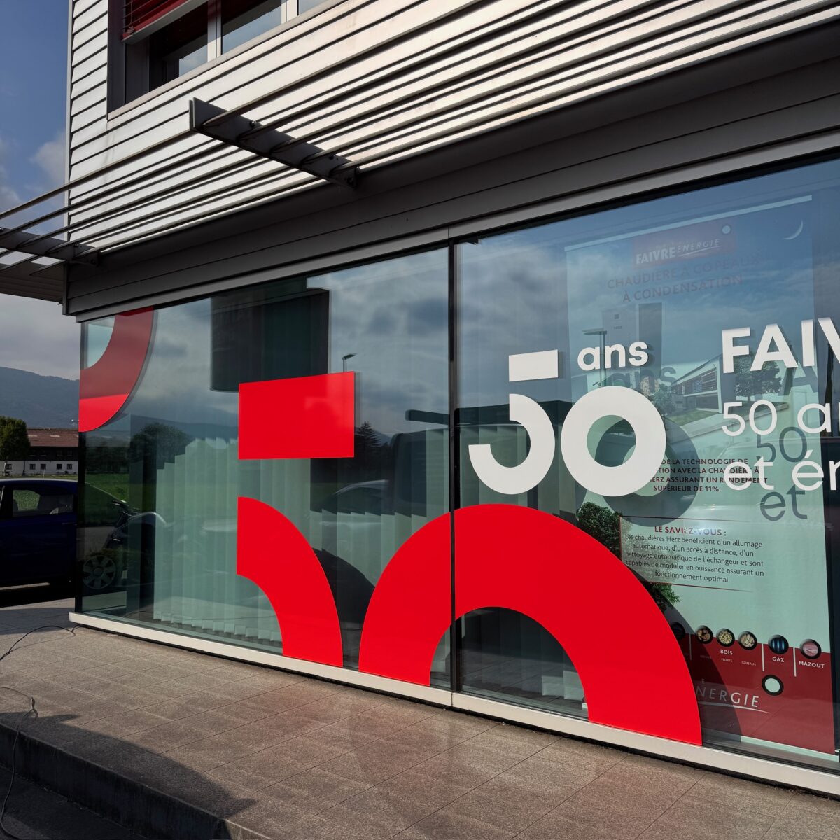 Habillage de vitrines pour les 50 ans de Faivre Energie à Delémont