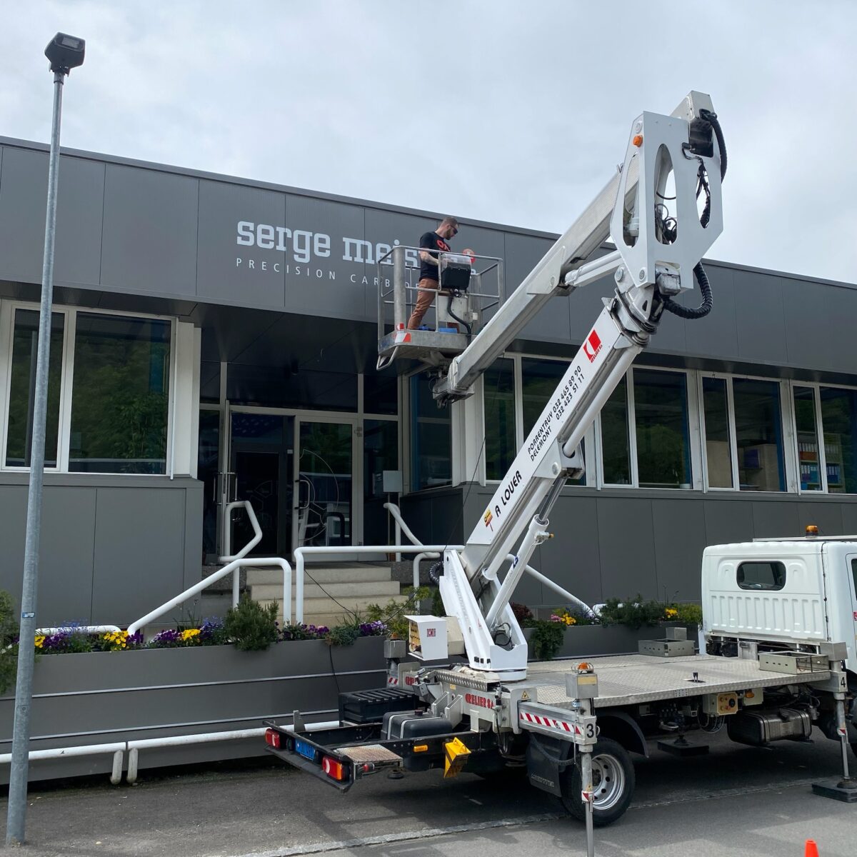 Signalétique de bâtiment pour Serge Meister SA à Court