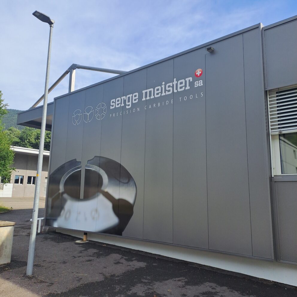Signalétique de bâtiment pour Serge Meister SA à Court-1